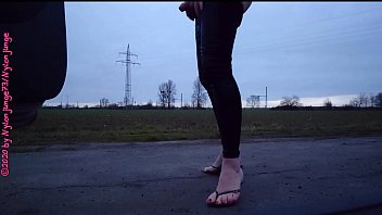 High Heels Und Leggings Auf Dem Feldweg thumbnail