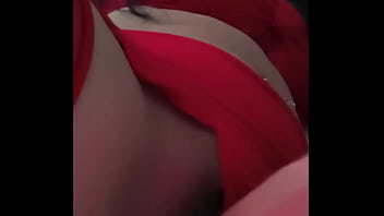 Mi traje de diabla me hace ver como una inocente puta novata