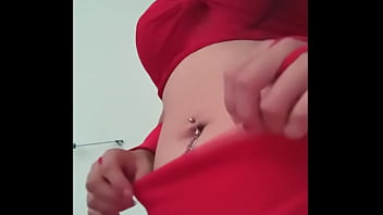 Mi traje de diabla me hace ver como una inocente puta novata