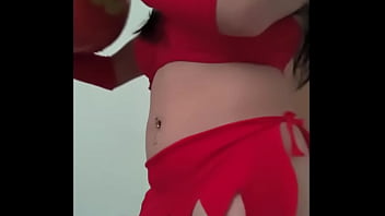 Mi traje de diabla me hace ver como una inocente puta novata