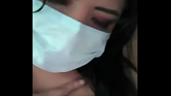 Mi traje de diabla me hace ver como una inocente puta novata