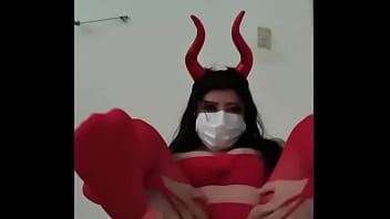 Mi traje de diabla me hace ver como una inocente puta novata