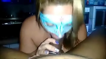 Novinha mascarada chupando o negão
