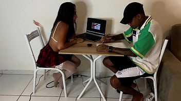 Fui fazer trabalho da faculdade meu amigo me cumeu gostoso cheguei arrombadinha pro meu namorado