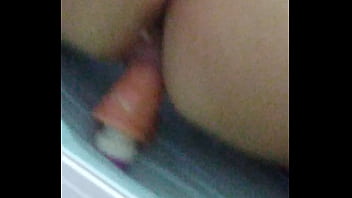 Vadia safada brincando com o consolo