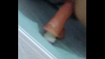 Vadia safada brincando com o consolo