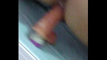 Vadia safada brincando com o consolo