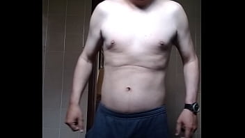 Homem sem camisa se mostrando