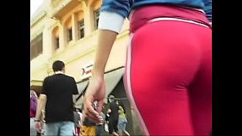 Loira linda de vermelho