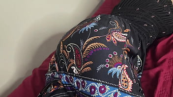 Le subo el vestido a mi alumna