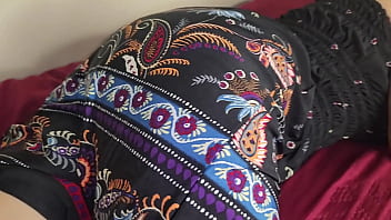 Le subo el vestido a mi alumna