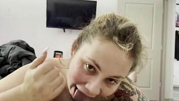 Thick gf gives good head in the morning