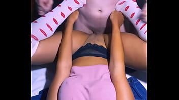 La universitaria se ofrece al amigo del novio por una buena recomendación