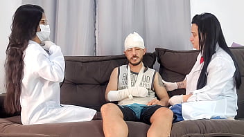 Duas enfermeiras e um paciente