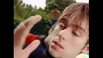 Difuminar chicas y chicos cogiendo parklife