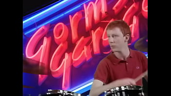 Difuminar chicas y chicos cogiendo parklife