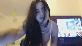 Caah do camera prive rebolando e deixando a galera de pau duro videos dessa gostosa no perfil dela upem aqui