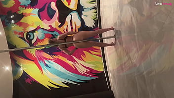 Novinha safada se deliciando com o vibrador enquanto devora a rola do seu corninho aline novak