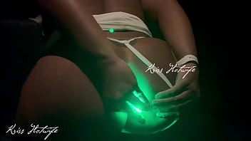 Kriss hotwife puta casada usando plug anal e chupando pau de estranho na cabine glory hole