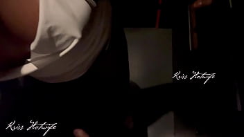 Kriss hotwife puta casada usando plug anal e chupando pau de estranho na cabine glory hole