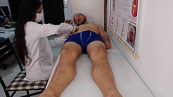 Enfermeira observa ereção do paciente