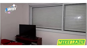 A novinha vai para o apartamento do patrão e faz sexo quente com ele