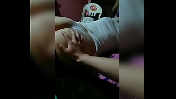 Masajeando el culote de mi esposa