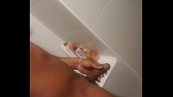 Masturbándome mi gran polla