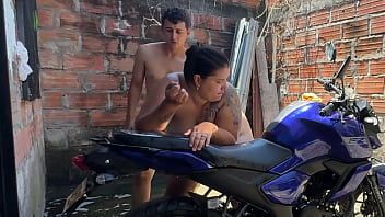Mi vecino me ayuda a lavar la moto y despues me folla