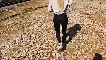 Chica es follada en bosque Chica es follada en bosque