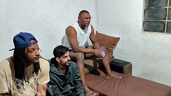 Encontrei uma gostosa na balada e ela veio aqui em casa na vontade de fazer um gang com os amigos essa safada topou fazer muita putaria e filmar tudo video completo no red