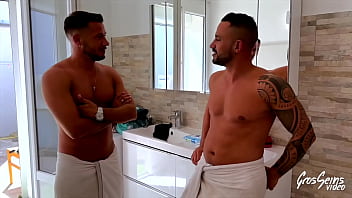 Valentina belle milf se fait prendre par deux bites