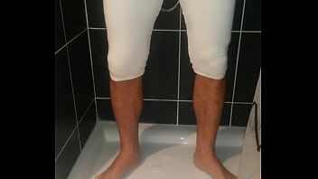 Pipi habillé sous la douche