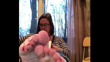 Thick and wrinkled soles and toes of hot milf donna