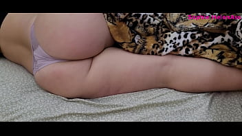 Pov madrasta deita na minha cama assim não resisti e fodi sua boca e sua buceta