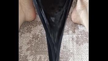 Gretala si strofina il perizoma sui piedini