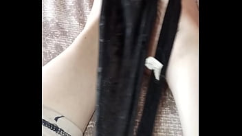 Gretala si strofina il perizoma sui piedini