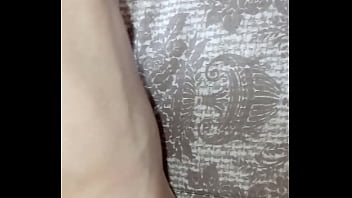 Gretala si strofina il perizoma sui piedini