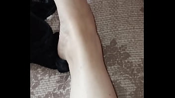 Gretala si strofina il perizoma sui piedini