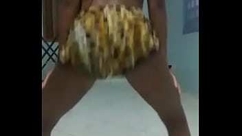 Novinha de goiânia rebolando a bunda gostosa no funk