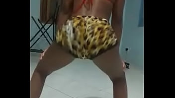 Novinha de goiânia rebolando a bunda gostosa no funk