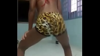 Novinha de goiânia rebolando a bunda gostosa no funk