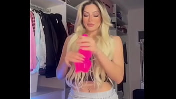 Loira gostosa linda na telinha