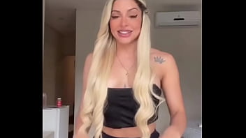 Loira gostosa linda na telinha