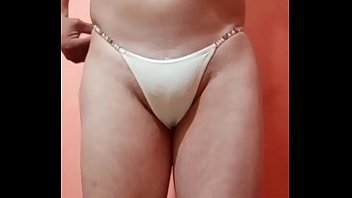 Bisutería En Tanga Blanca Y Buscando Hombre thumbnail