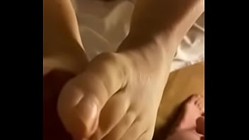 Masturbo a mi chico con los pies
