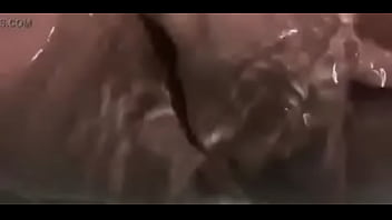 Siririca gostosa na banheira