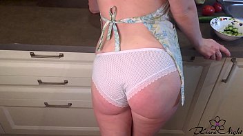 Wife distracted cooking salad for masturbate pussy homemade