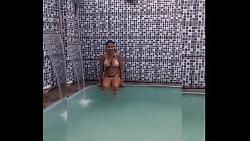 Novinha carioca de fio dental mergulhando e se deliciando na piscina
