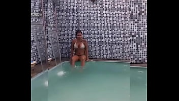 Novinha carioca de fio dental mergulhando e se deliciando na piscina